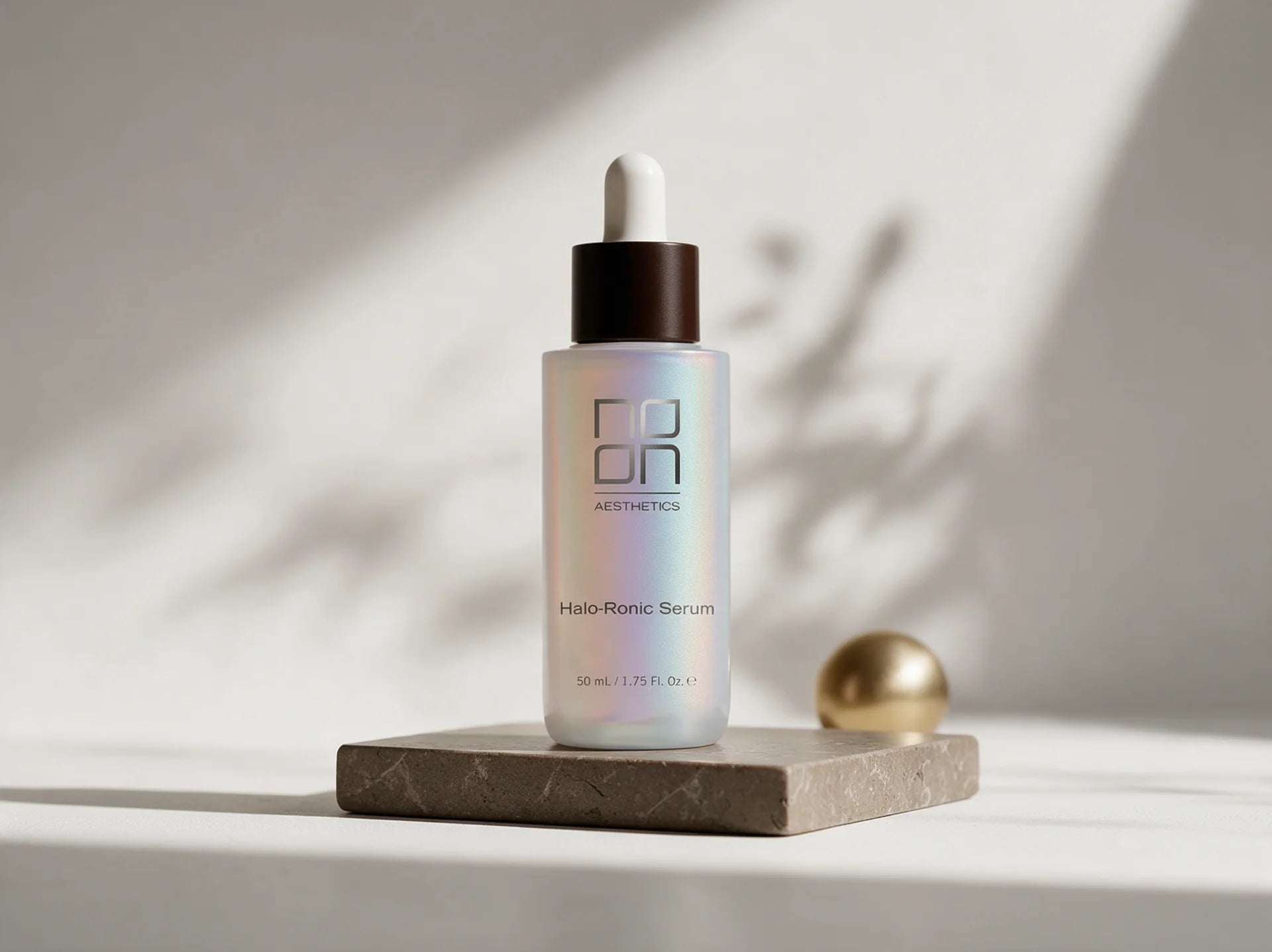 Halo-Ronic Serum in einer ruhigen Pflegeszene